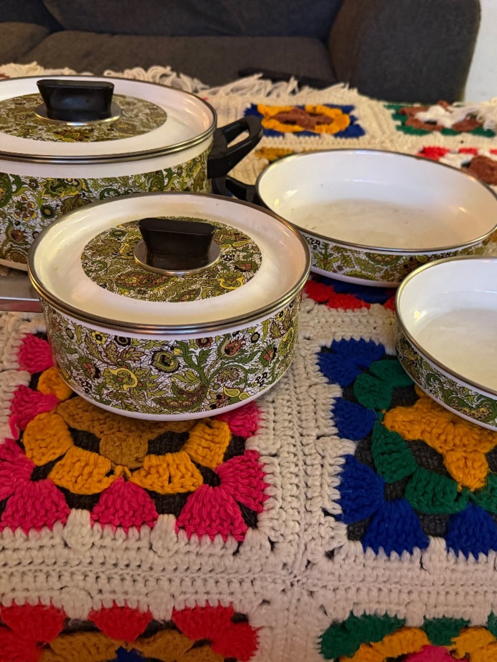 Super cute vintage Fancipans enamelware cookware